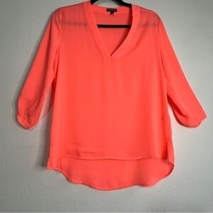 Express v-neck pullover blouse w/three quarter sleeves. Sz XS. Preowned. EUC.